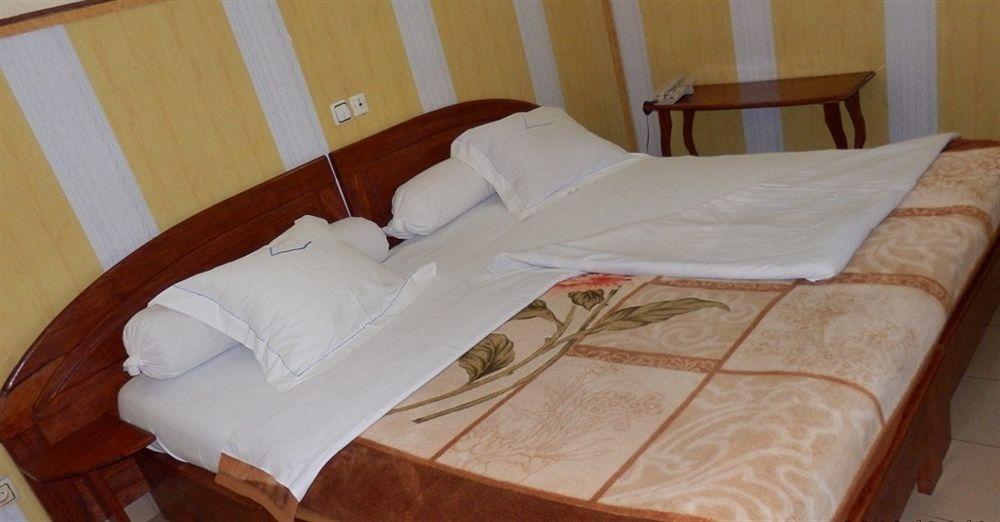 Hotel Santa Lucia Яунде Экстерьер фото