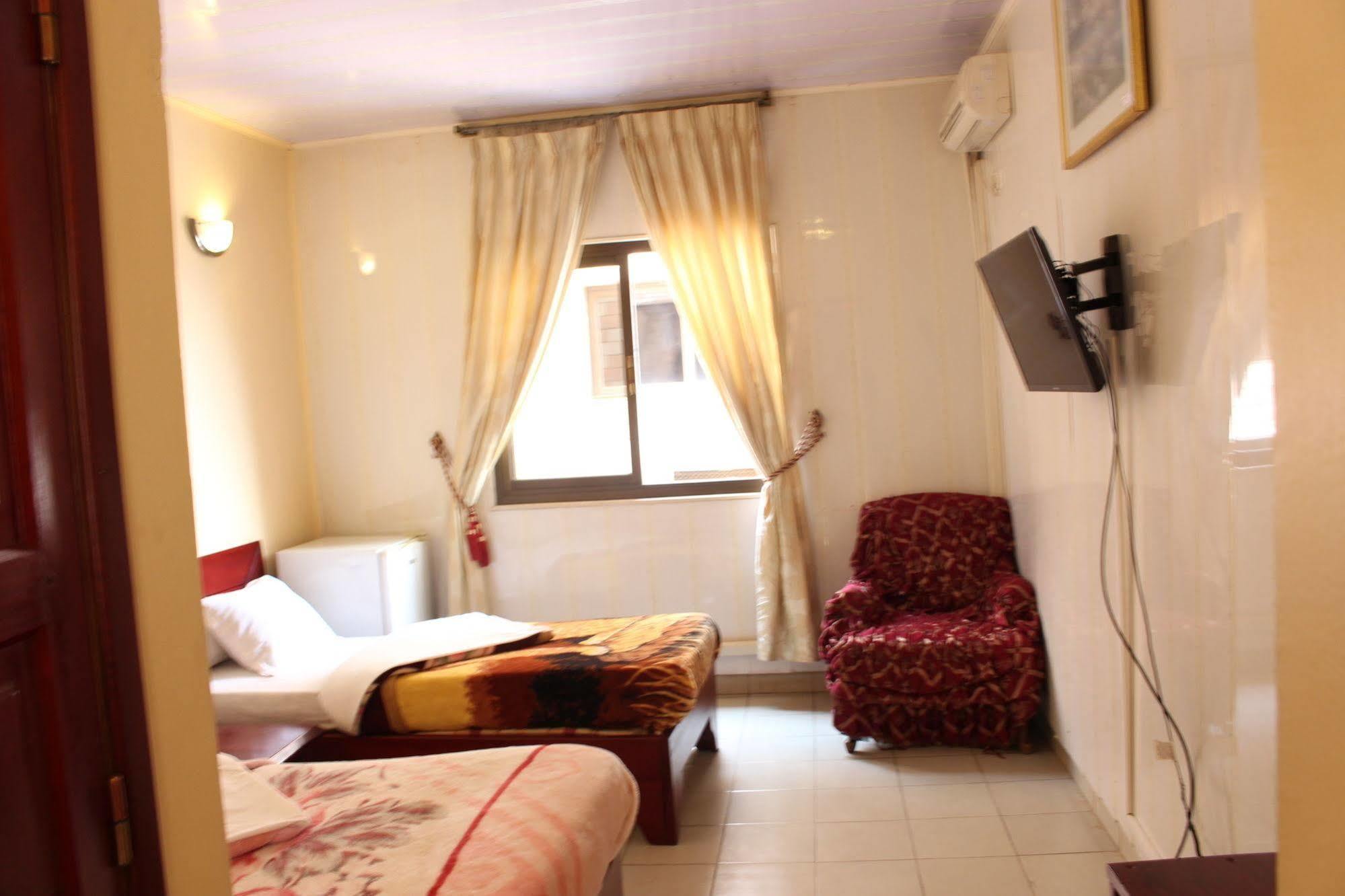 Hotel Santa Lucia Яунде Экстерьер фото