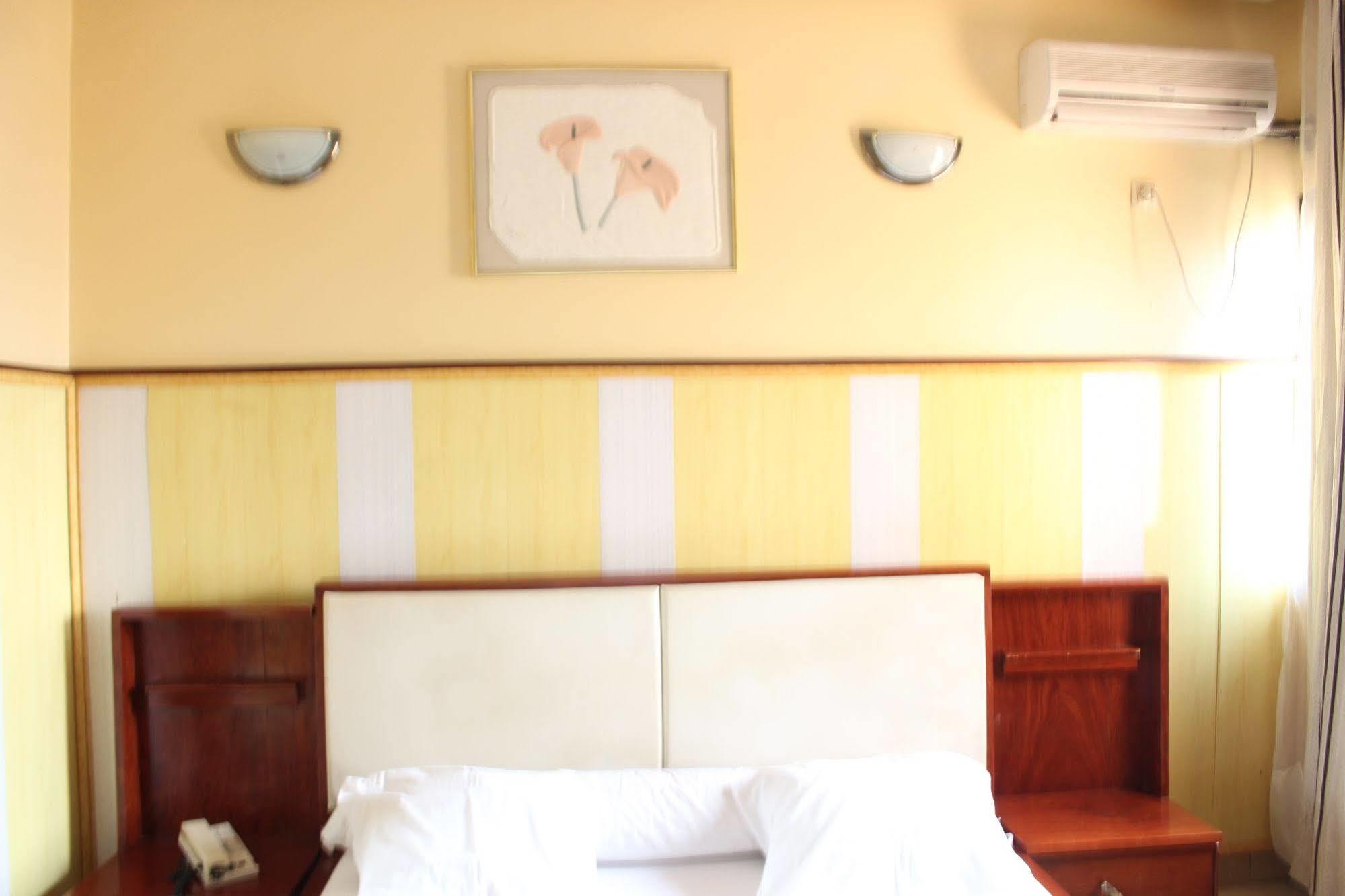 Hotel Santa Lucia Яунде Экстерьер фото