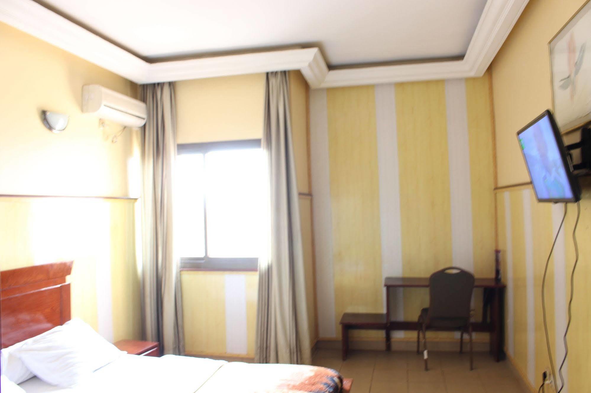Hotel Santa Lucia Яунде Экстерьер фото