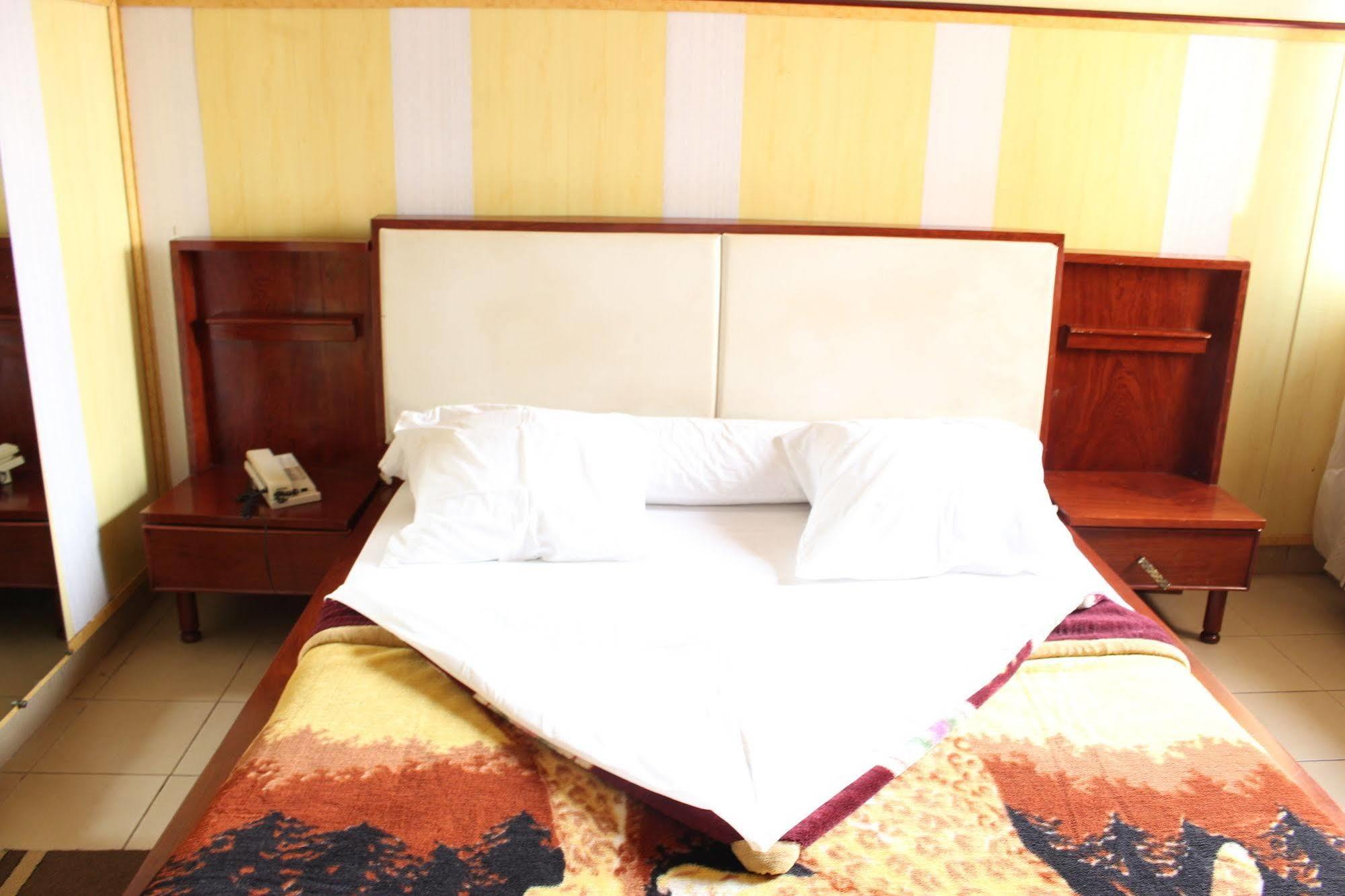 Hotel Santa Lucia Яунде Экстерьер фото